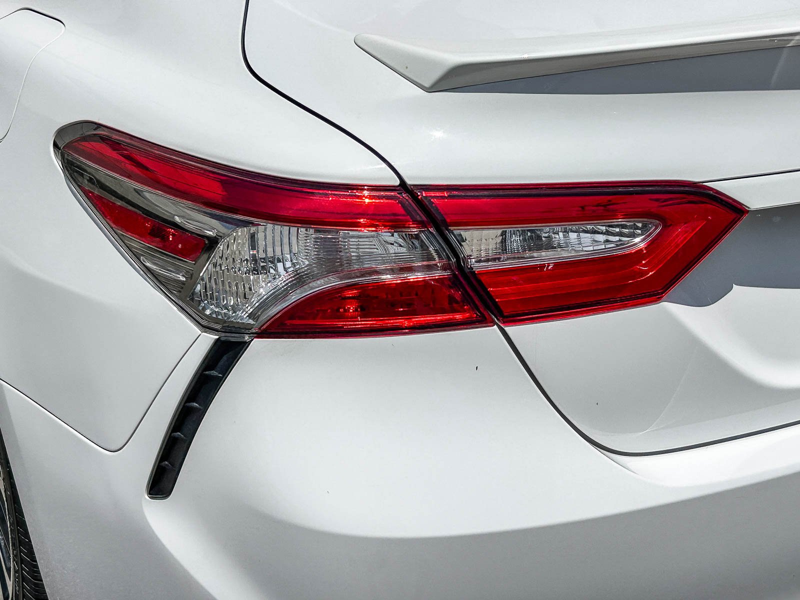 Used 2018 SUPER WHITE Toyota SE image 9