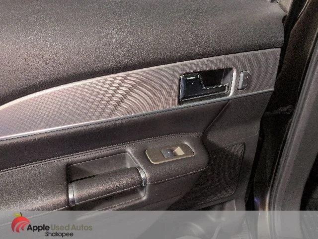 Used 2011  Lincoln Base image 32