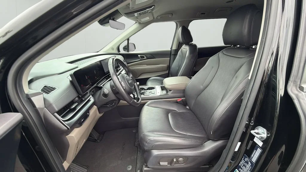 Used 2025 Black Kia LXS image 18
