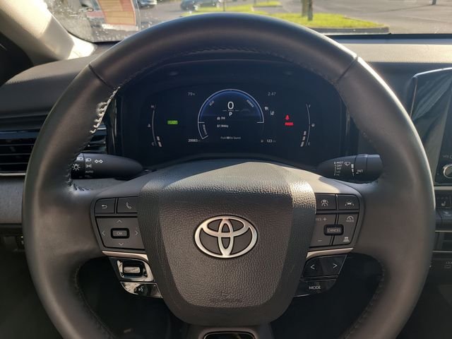Used 2025 White Toyota LE image 27