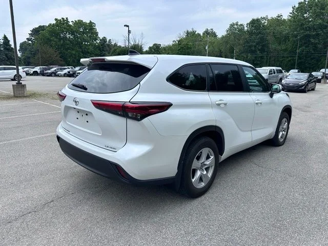 Used 2023 Off-white Toyota LE image 3