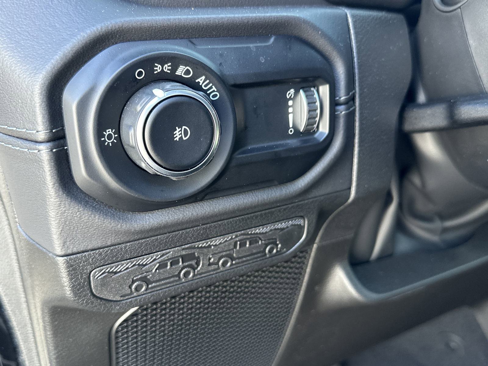 2025 Jeep Wrangler 4-Door Sahara - Photo 31