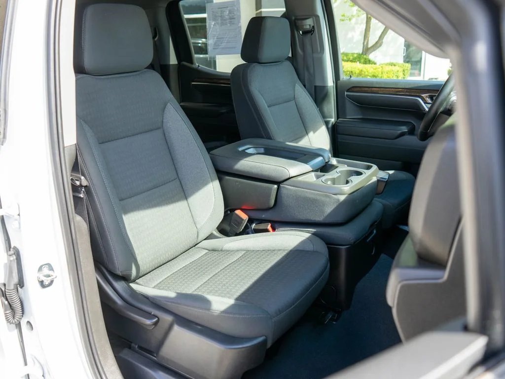 Used 2023 White GMC Elevation image 9