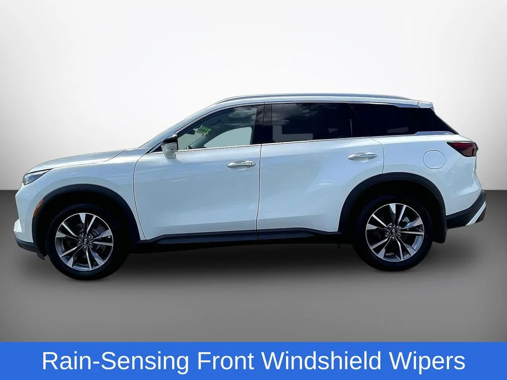 Used 2023 White INFINITI LUXE image 4