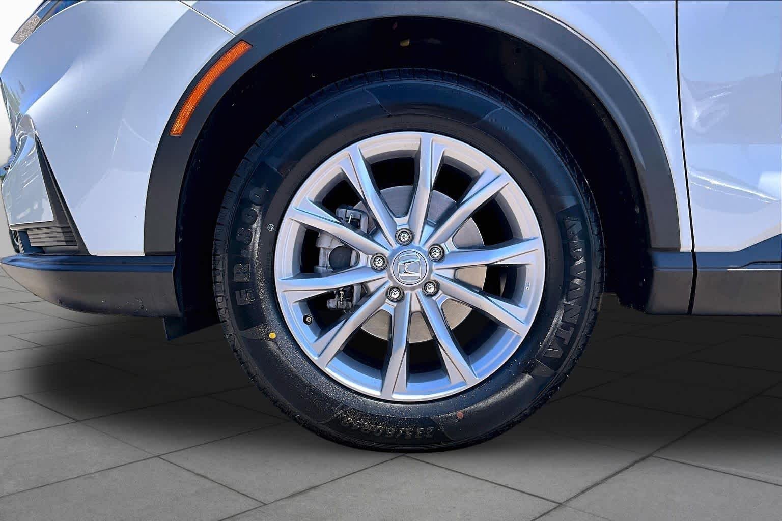 Used 2025 Platinum White Pearl Honda EX image 11