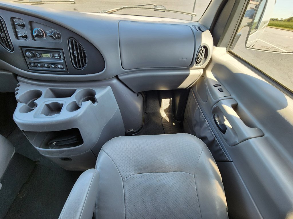 Used 2001  Ford  image 26