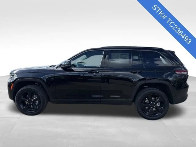 New 2026 Diamond Black Crystal Pearl-Coat Exterior Paint Jeep Limited image 4