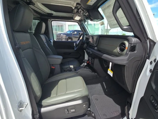 New 2026 Bright White Clear-Coat Exterior Paint Jeep Mojave image 12