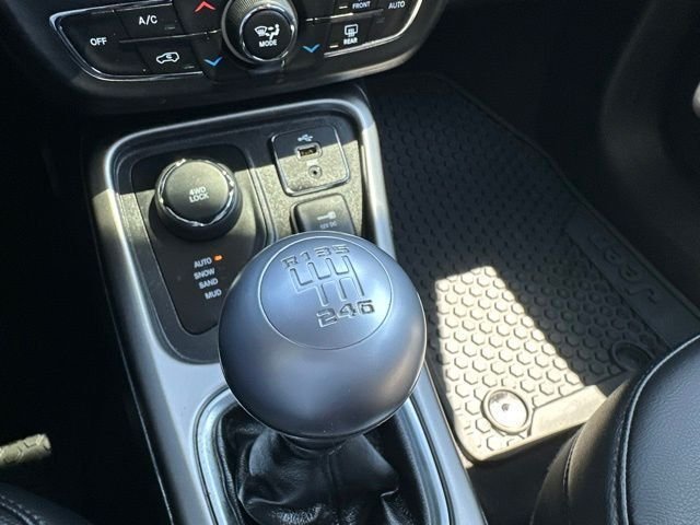 Used 2018 Billet Silver Metallic Clearcoat Jeep Latitude image 34