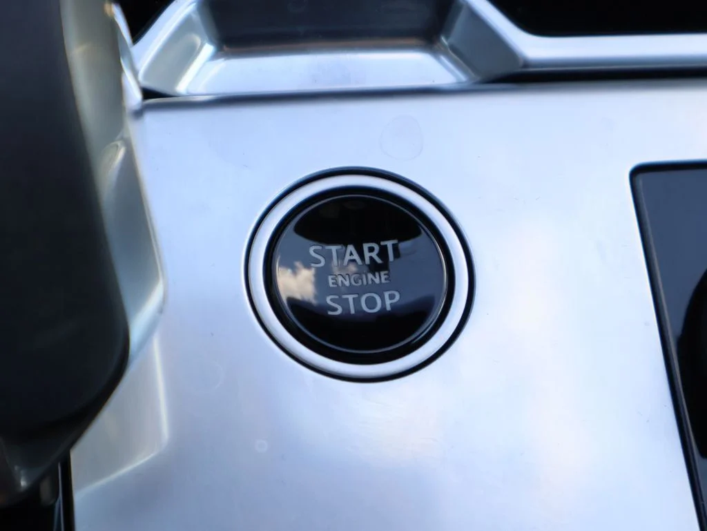 Used 2023  Land Rover SE image 29
