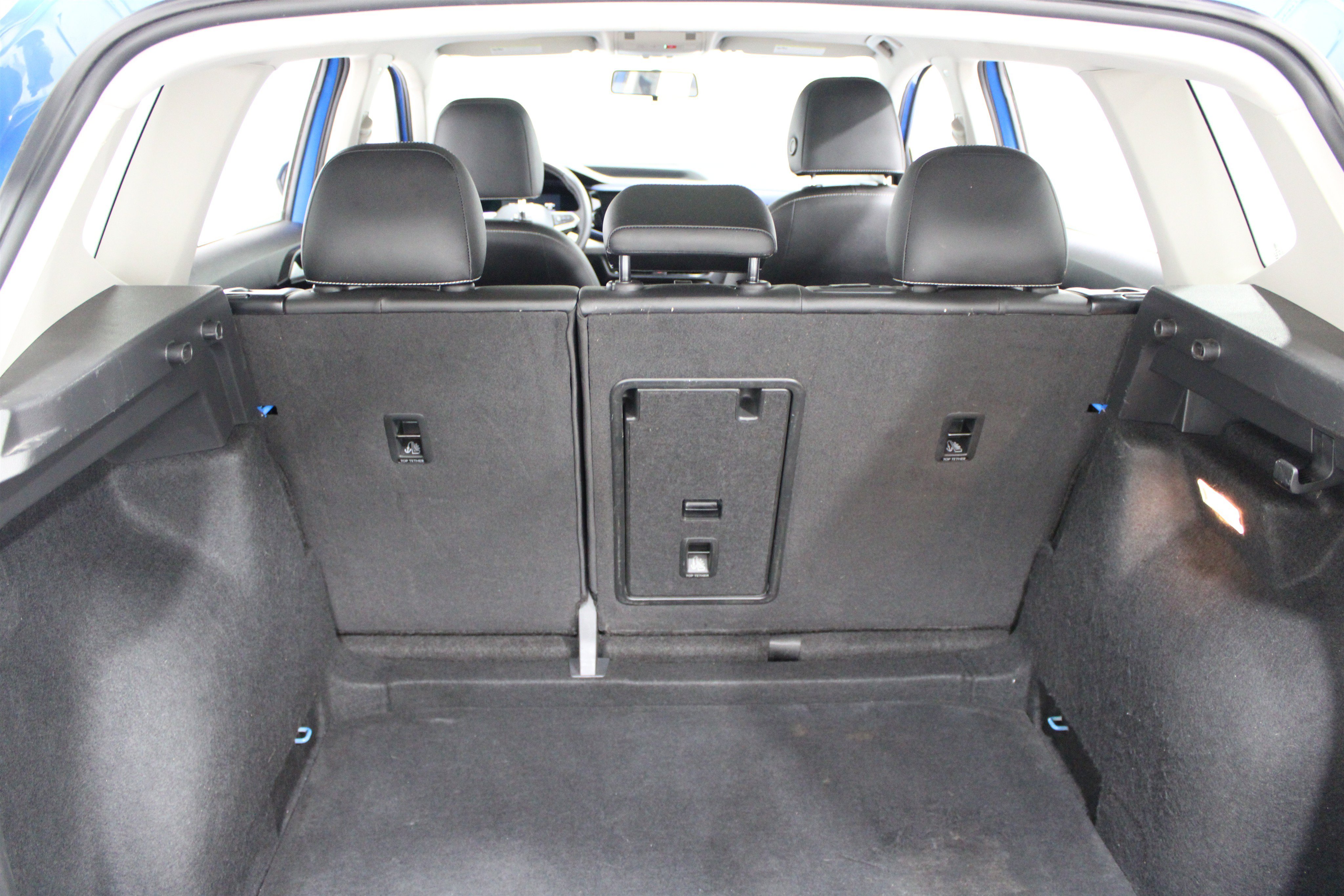 Used 2022 Blue Volkswagen SE image 21