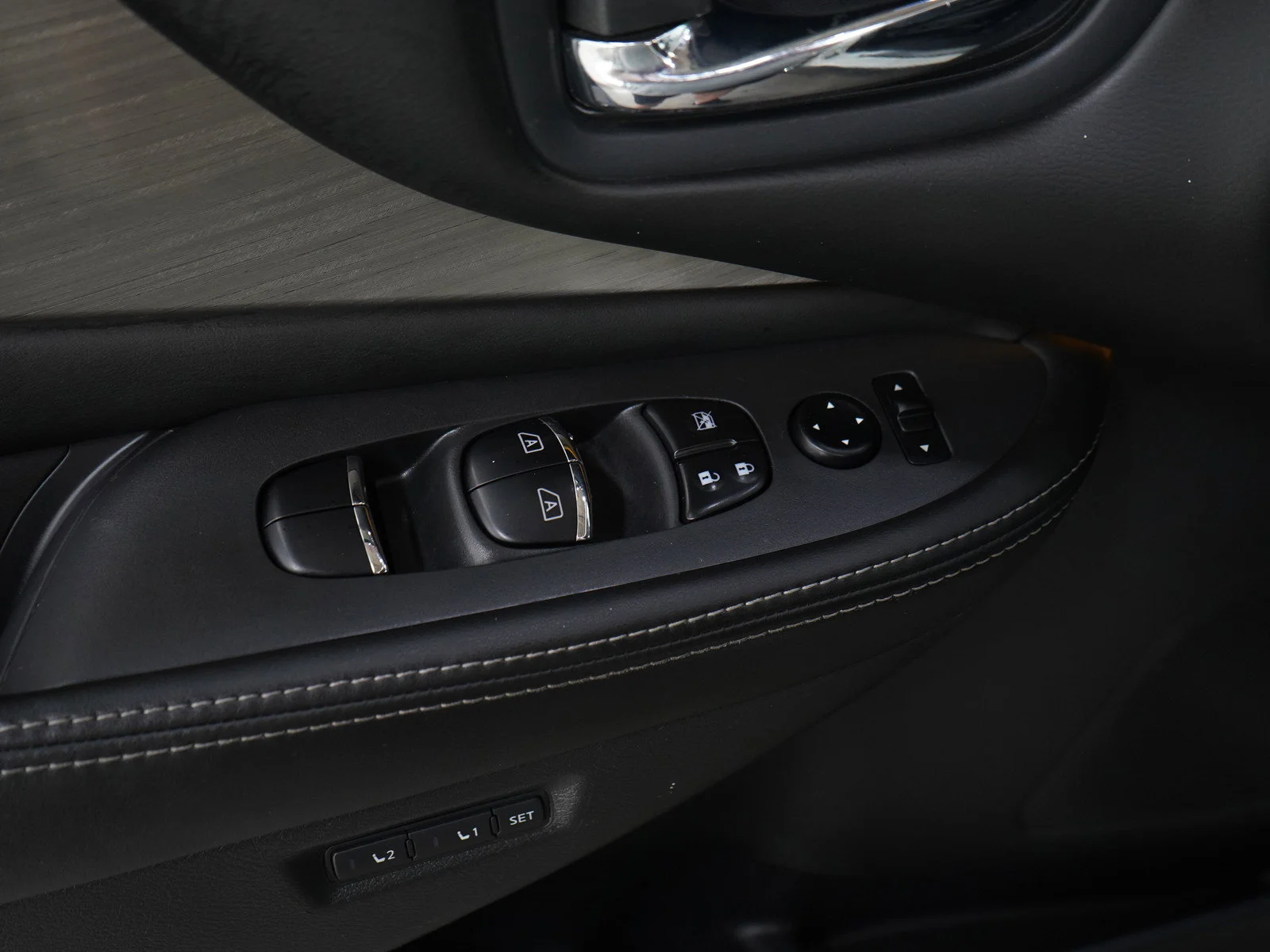 Used 2017 White Nissan SL image 21