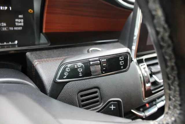 Used 2019 White Lincoln Reserve image 13