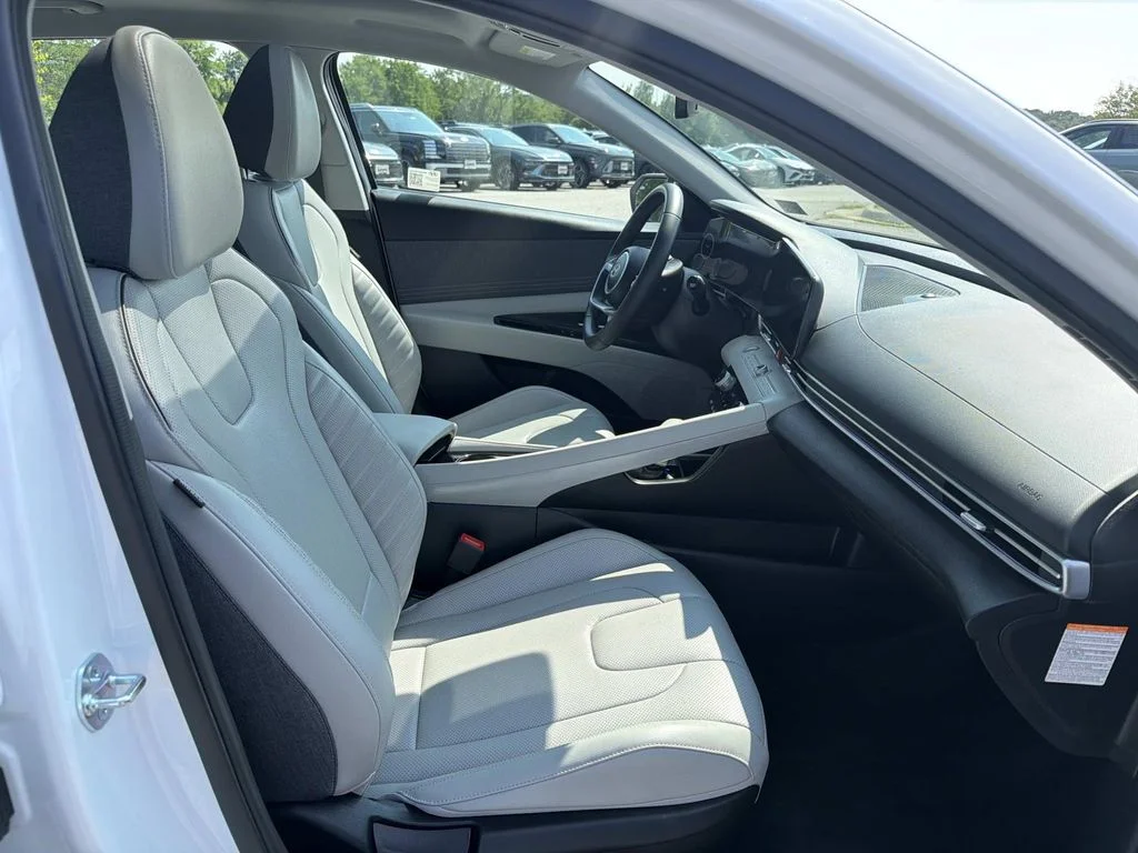 Used 2025 White Hyundai Limited image 28