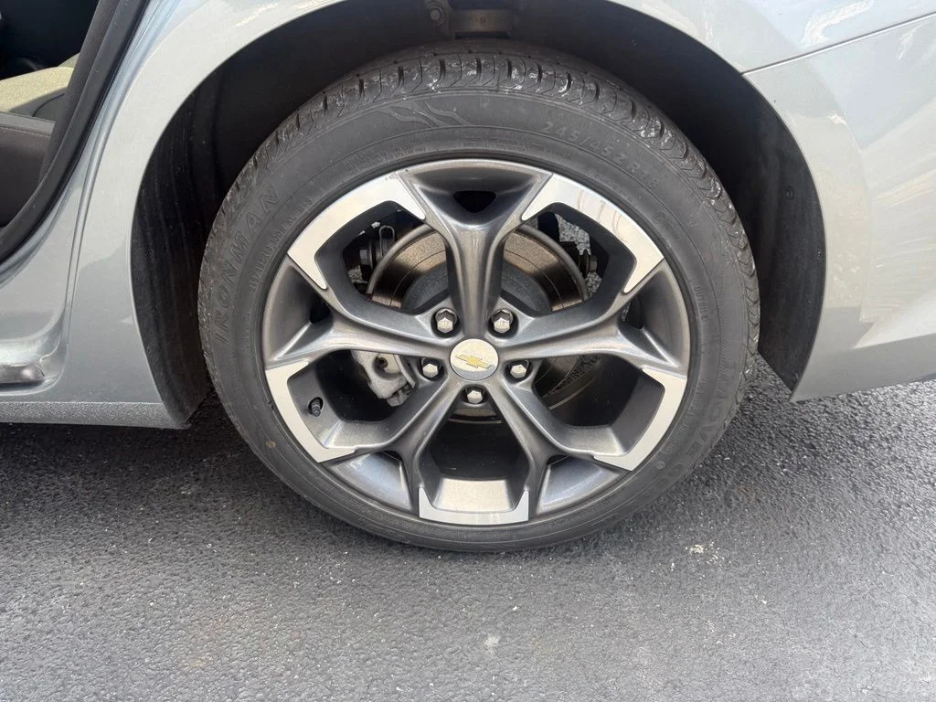 Used 2024 Gray Chevrolet LT image 38