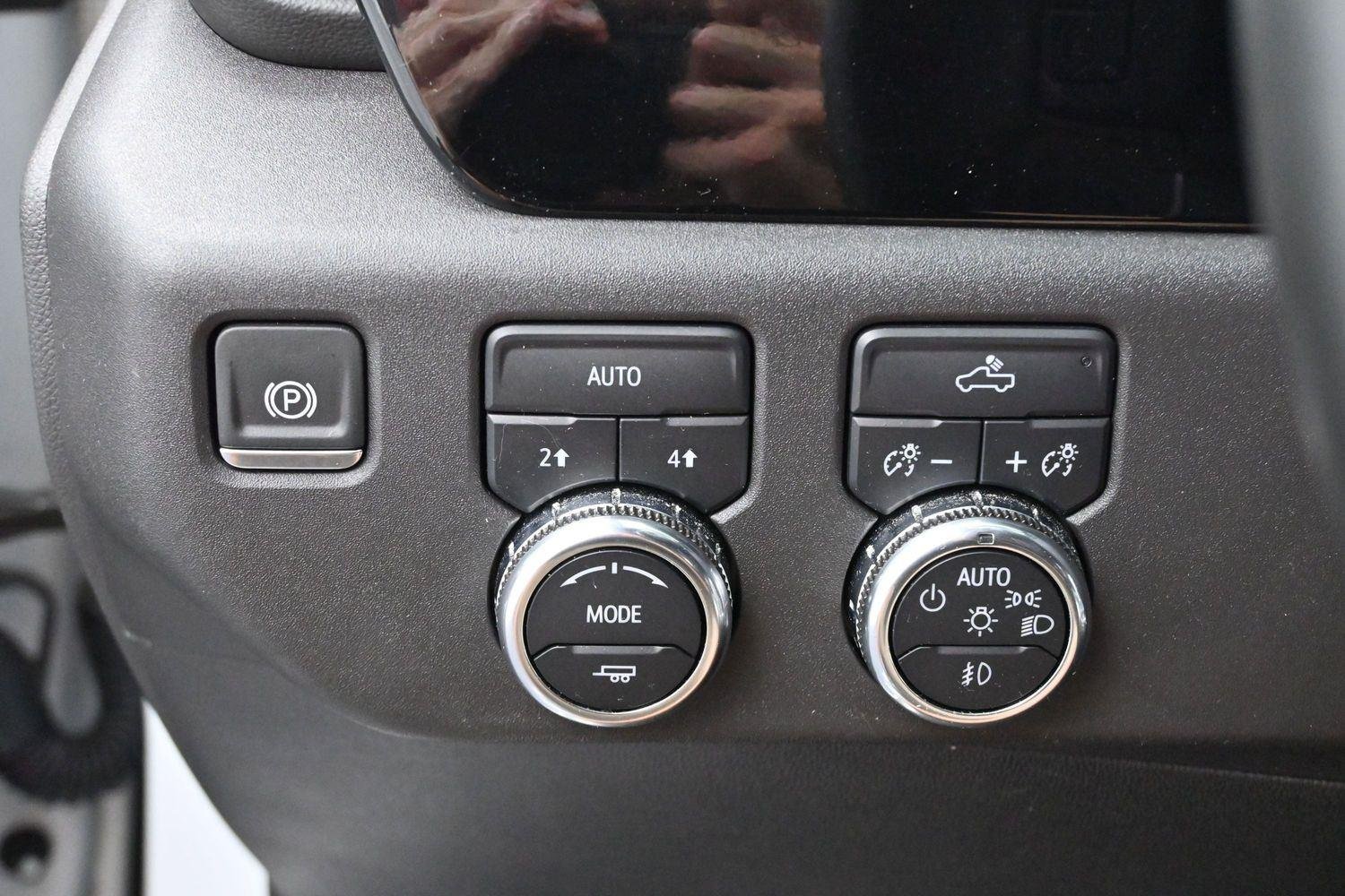 Used 2024 Summit White GMC Elevation image 26