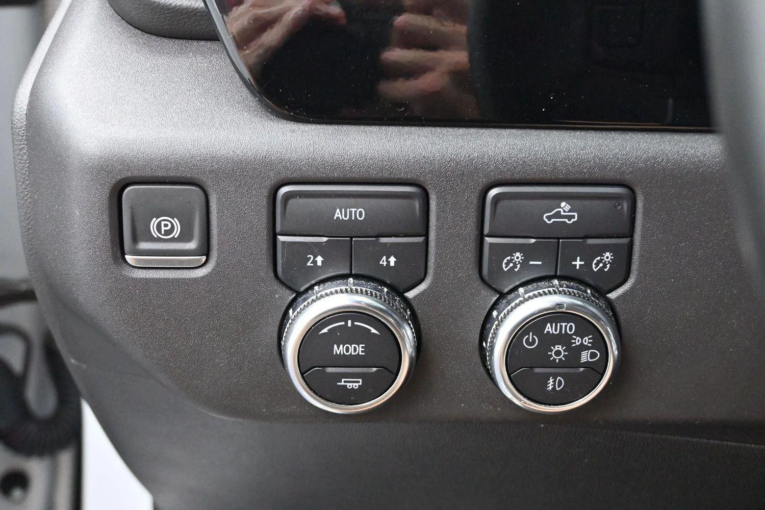 Used 2024 Summit White GMC Elevation image 26