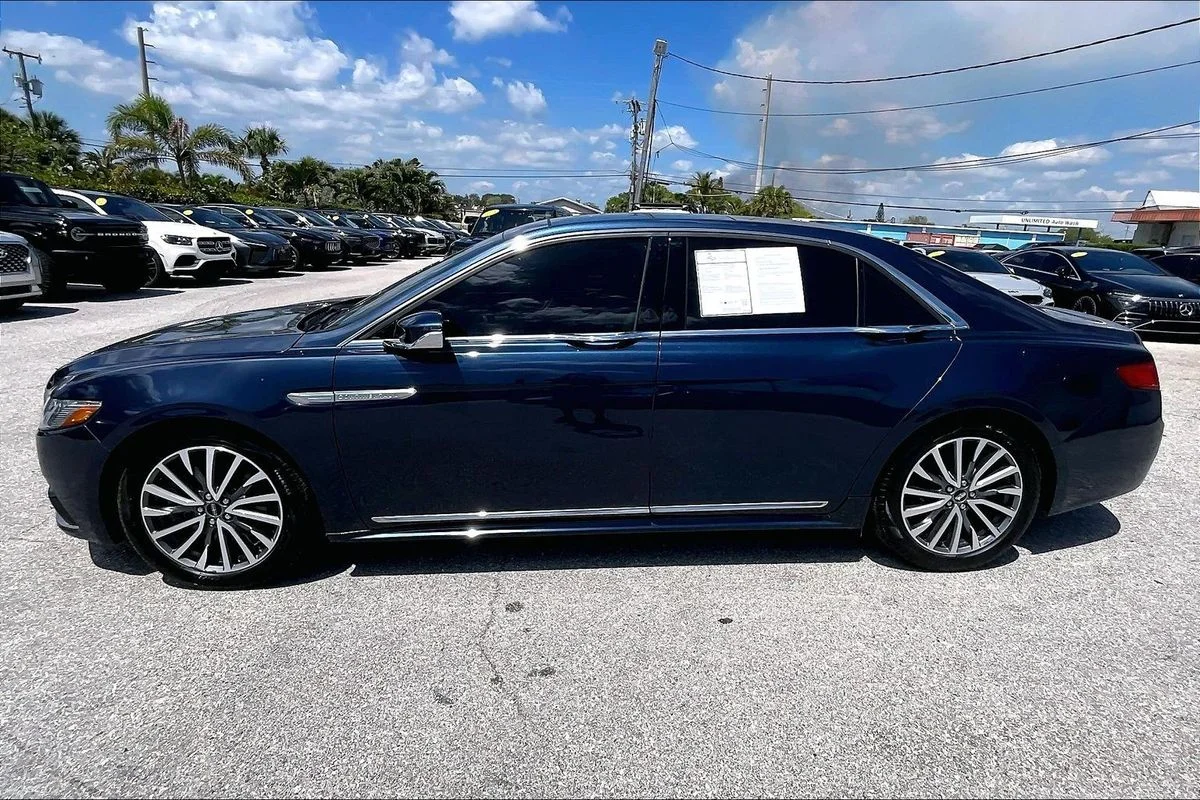Used 2017 Blue Lincoln Select image 29