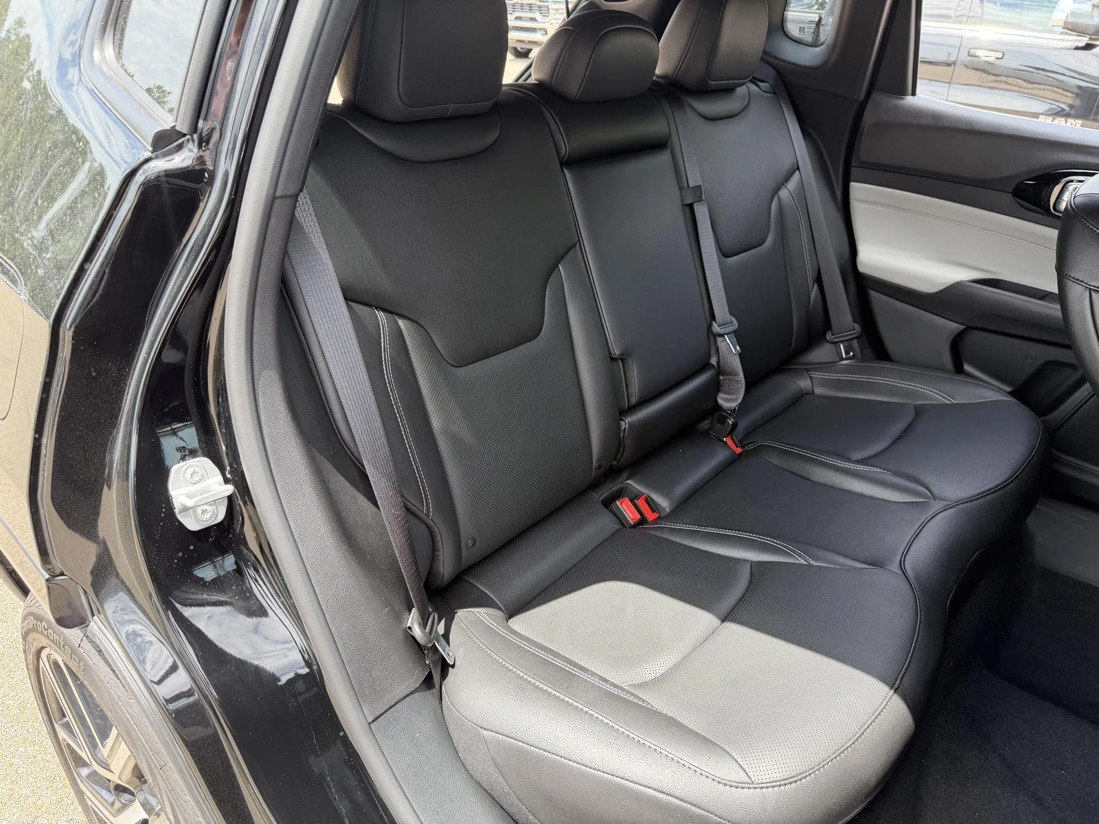 Used 2025 Diamond Black Crystal Pearlcoat Jeep Limited image 19