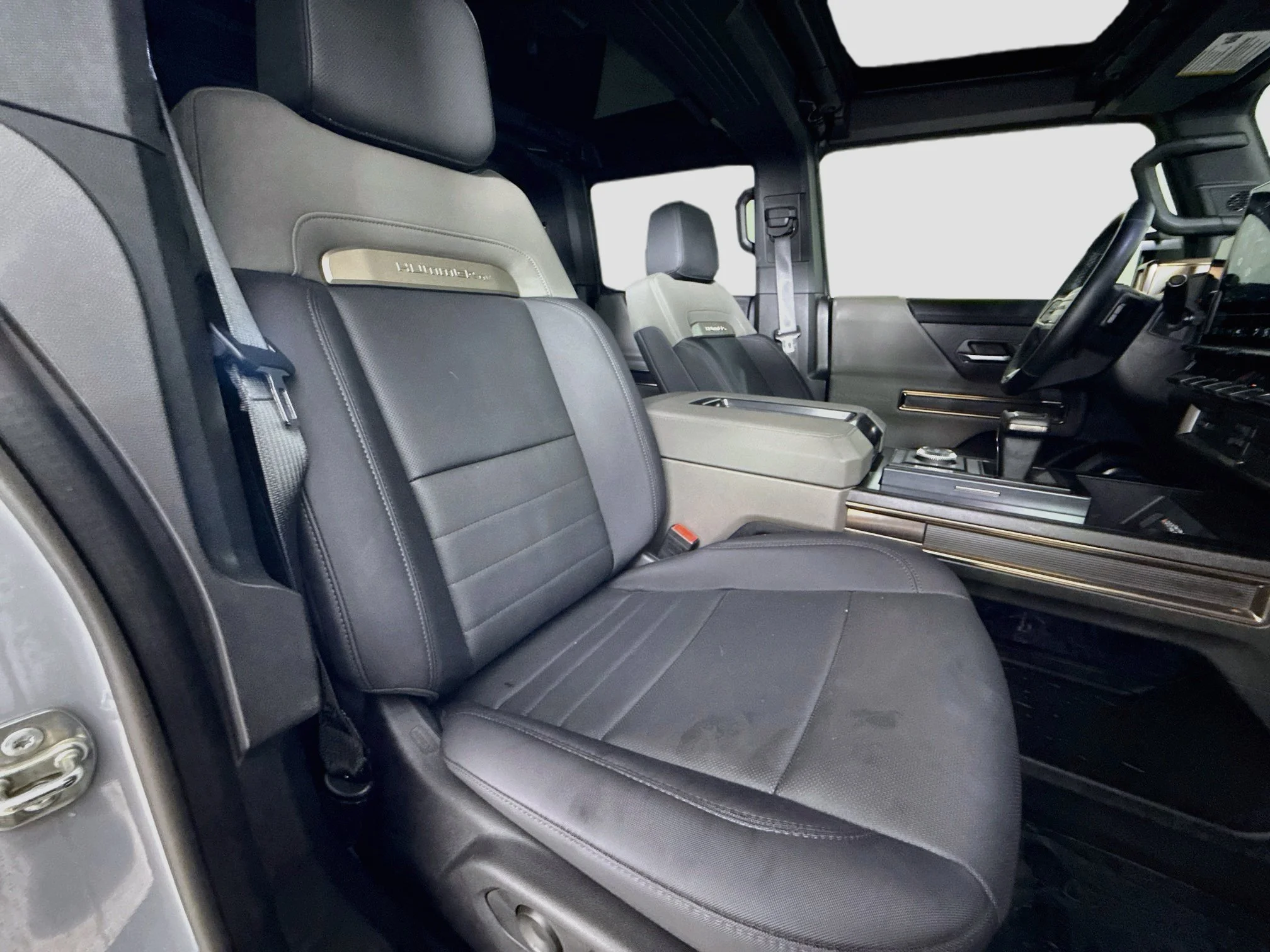 Used 2024 Meteorite Metallic (Grey) GMC 2X image 31