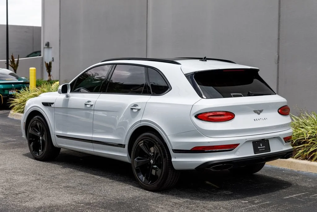Used 2023 White Bentley V8 image 3