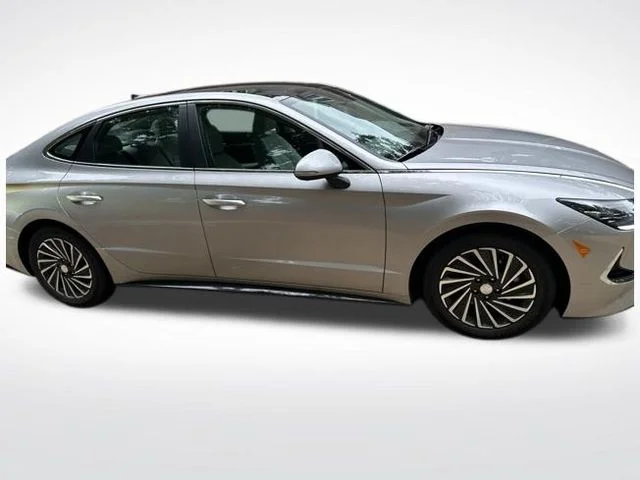 Used 2021 Silver Hyundai Limited image 8