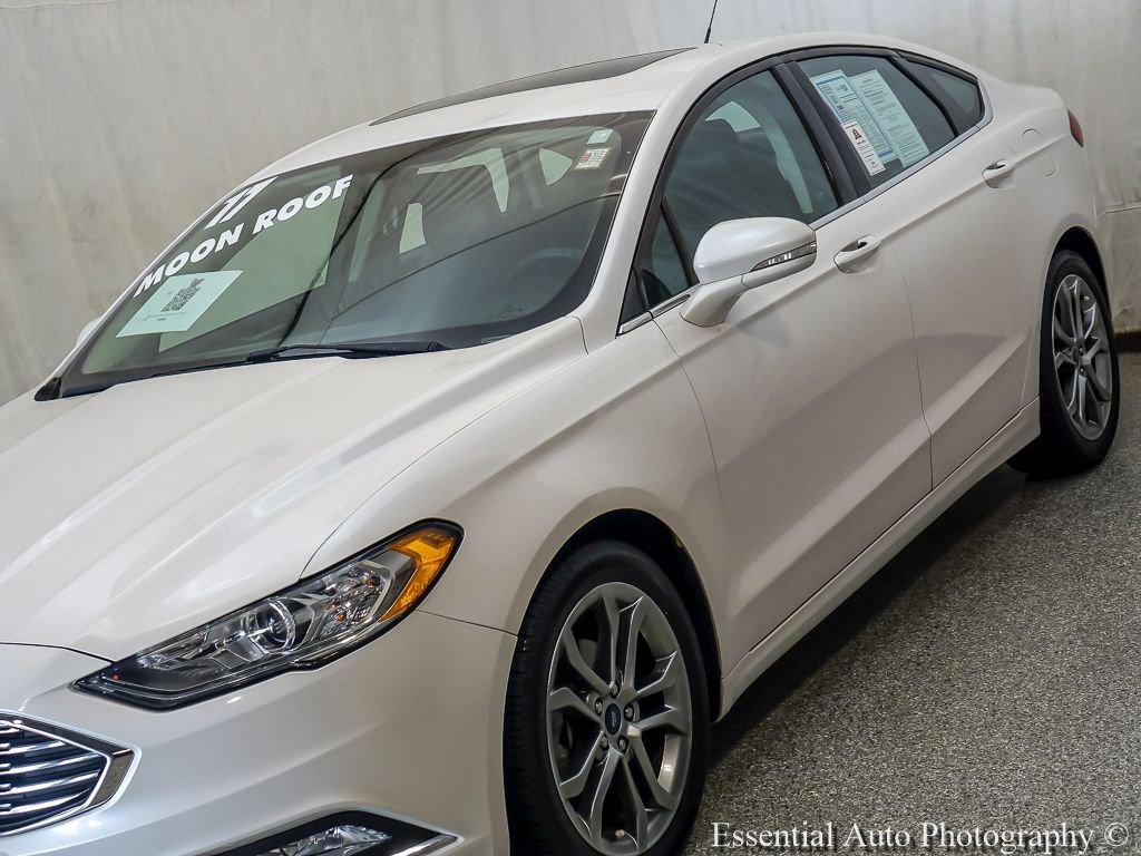 Used 2017 White Platinum Clearcoat Metallic Ford SE image 6