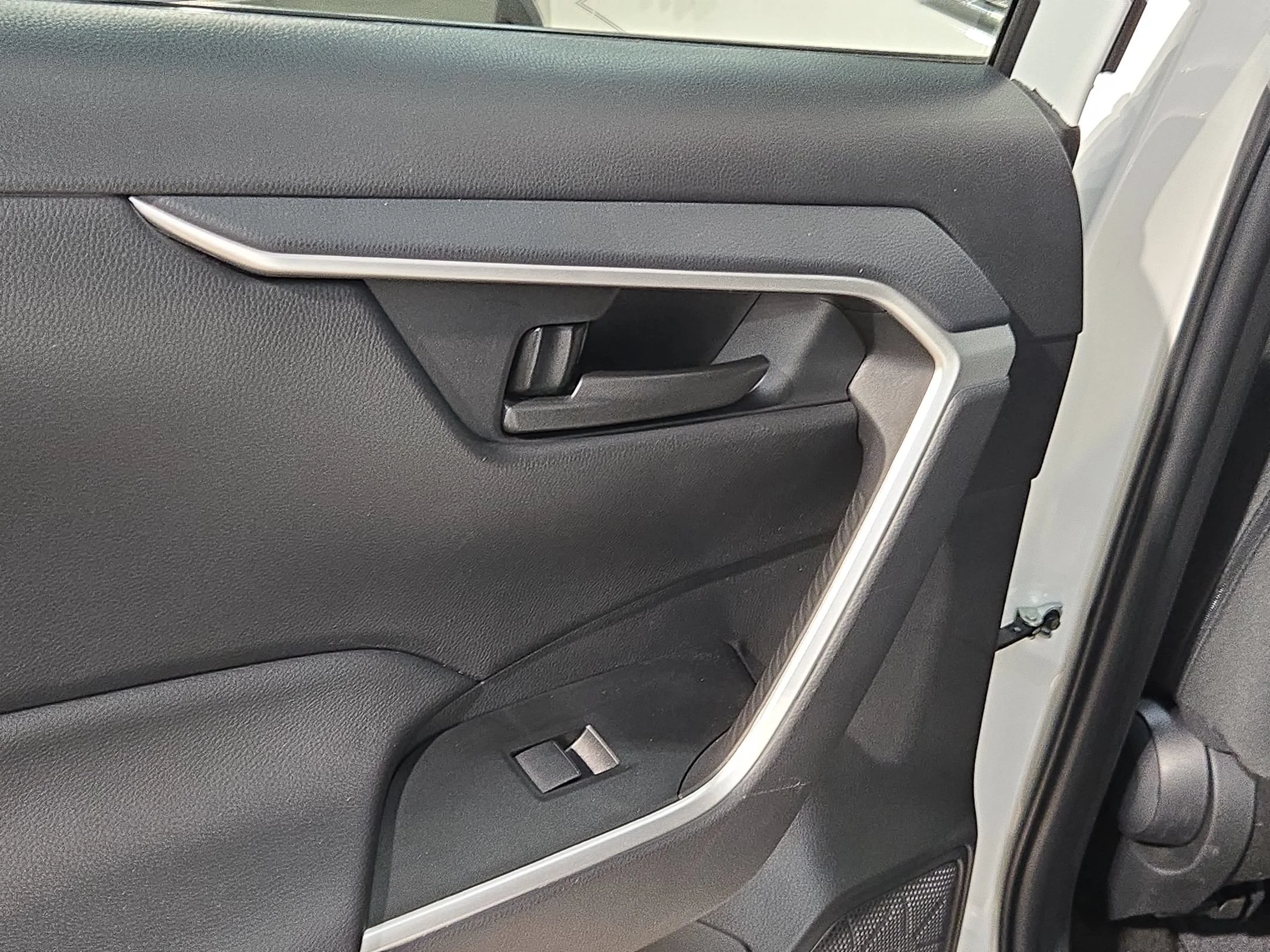 Used 2022 White Toyota LE image 34