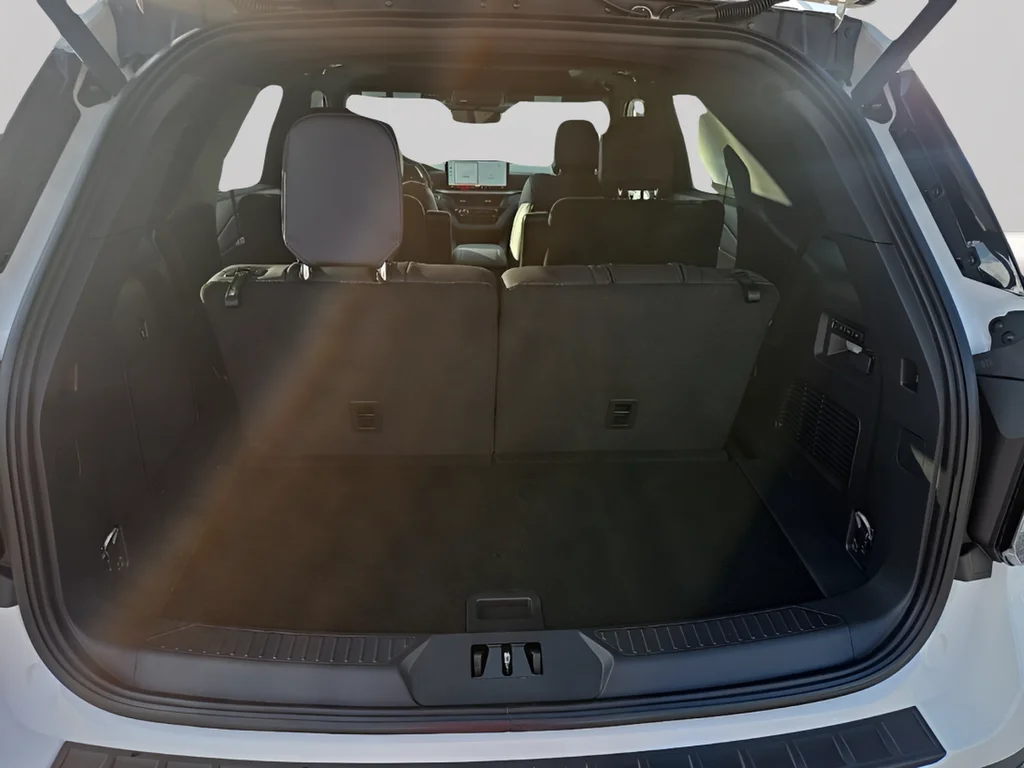 New 2026 Star White Metallic Tri-Coat Ford Platinum™ image 28