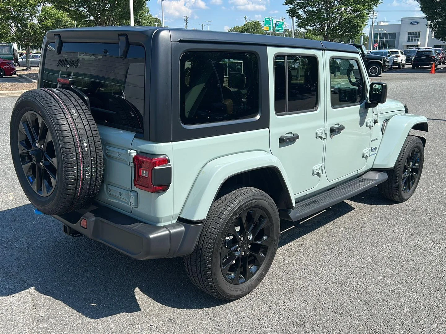 Used 2023 Earl Clearcoat Jeep Sahara image 5