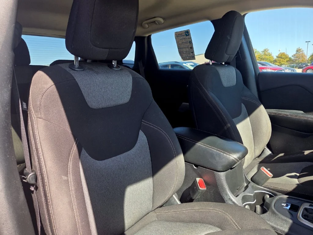 Used 2018 Gray Jeep Latitude image 29