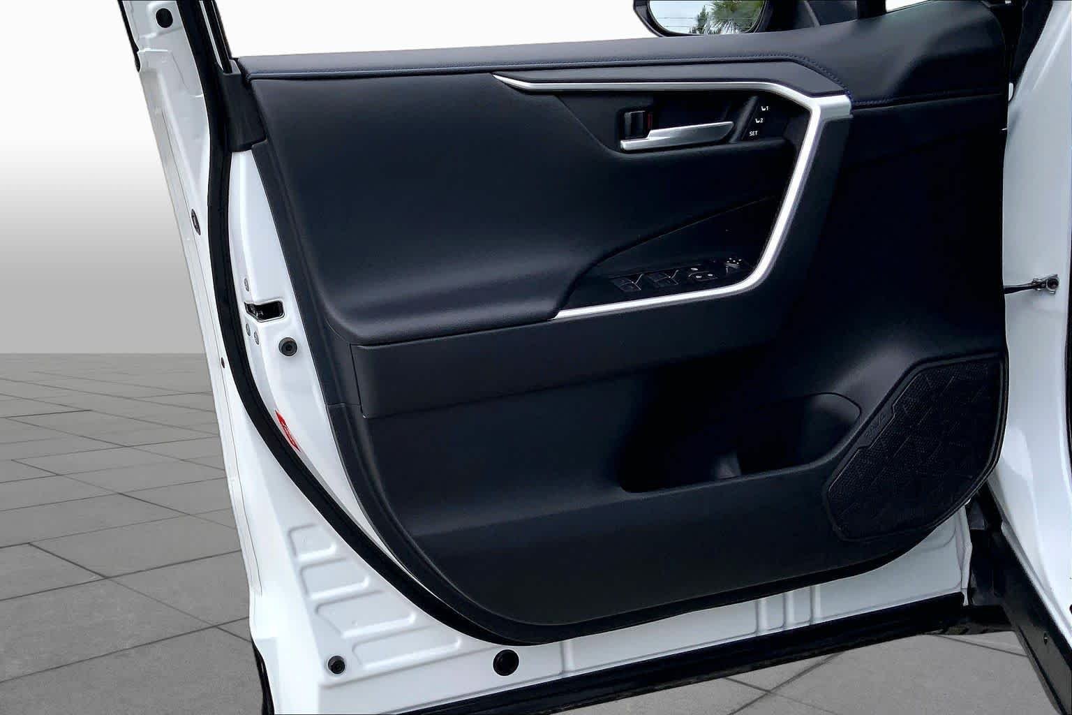 Used 2023 Wind Chill Pearl/Midnight Black Metallic Toyota Hybrid XSE image 21