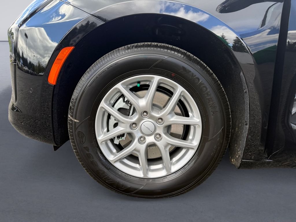 New 2027 Diamond Black Crystal Pearl-Coat Exterior Paint Chrysler Select image 9