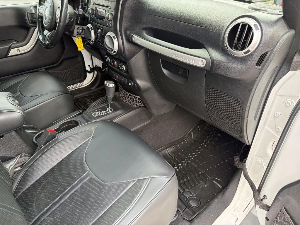 Used 2015 White Jeep Unlimited Sahara image 23
