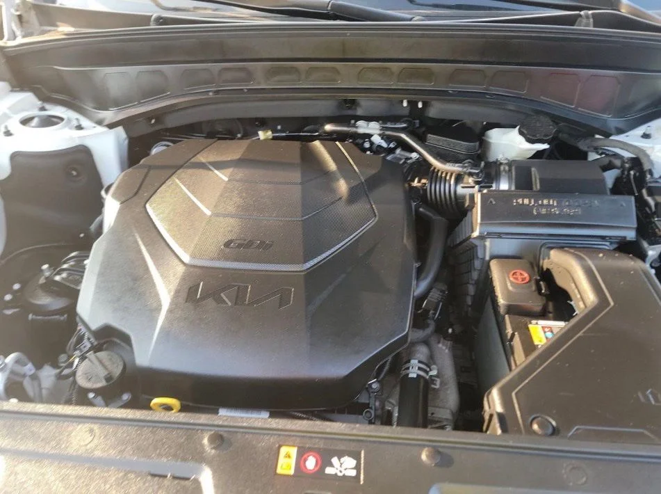 Used 2025 White Kia S image 3