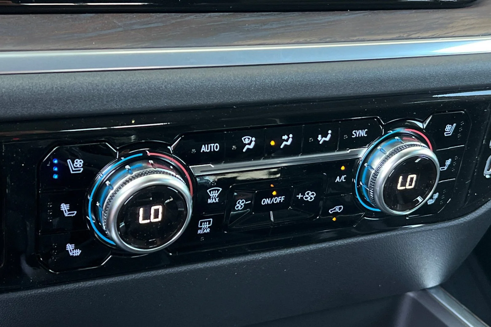 2026 GMC Sierra 1500 SLT - Photo 18