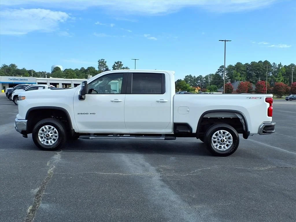 Used 2025 Summit White Chevrolet LT image 15