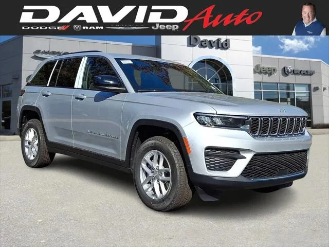 New 2025 Silver Zynith Exterior Paint Jeep Laredo X image 1