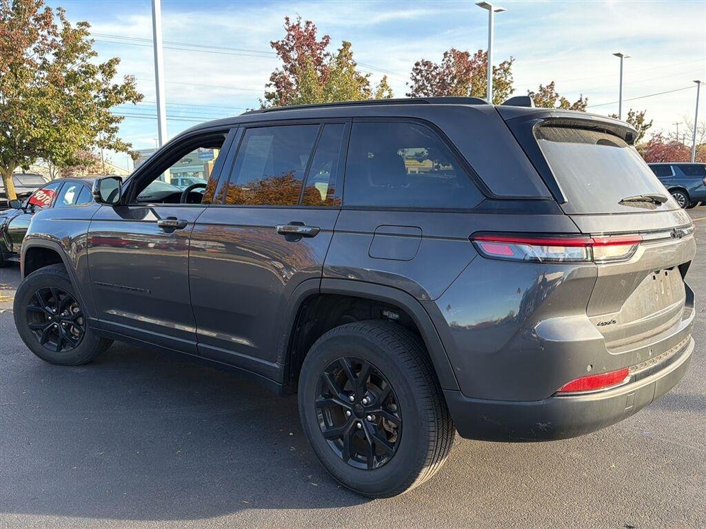 Used 2024 Baltic Gray Metallic Clearcoat Jeep Altitude image 4