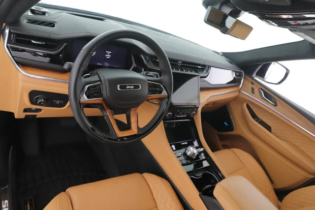 Used 2025 White/off-white Jeep Summit Reserve image 17