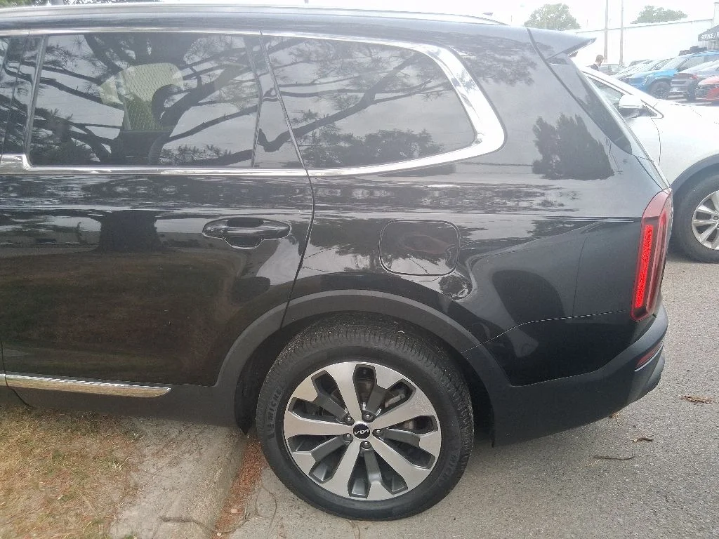 Used 2022 Black Kia EX image 9