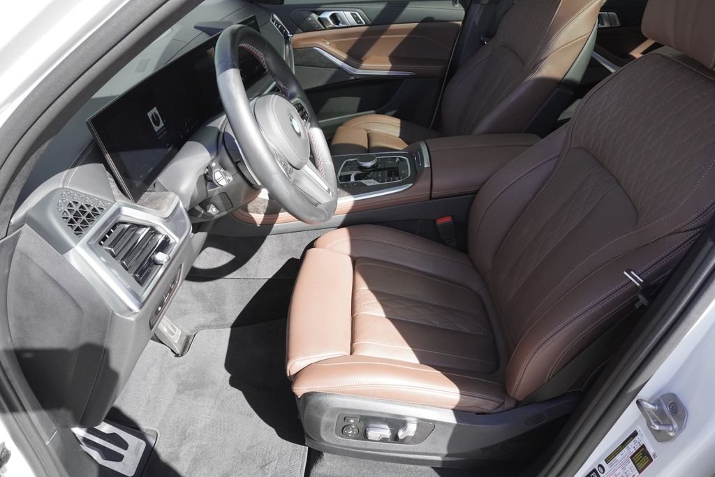 Used 2025 White BMW M60i image 19