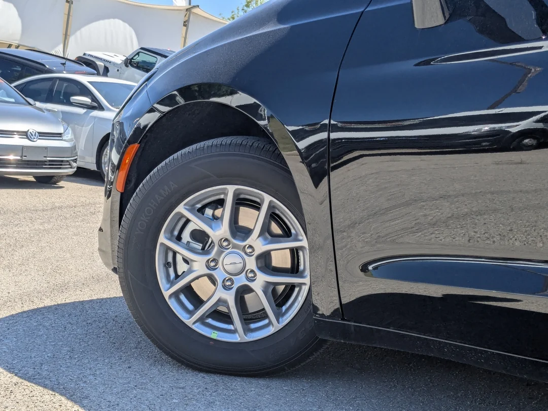New 2027 Black Chrysler Select - - FWD - Stow n Go Seating - Adaptive Cruise - Blind-Spot - Apple CarPlay & More! image 9