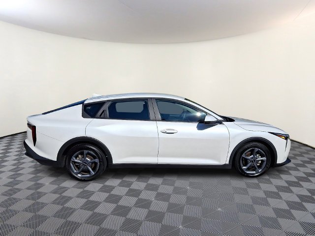 Used 2025 White Kia LXS image 10