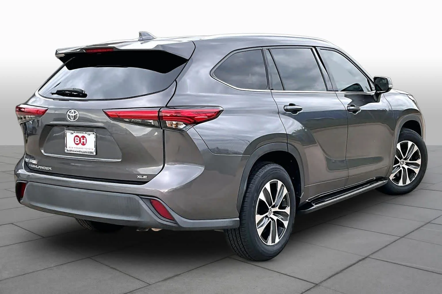 Used 2021 Magnetic Gray Metallic Toyota XLE image 13