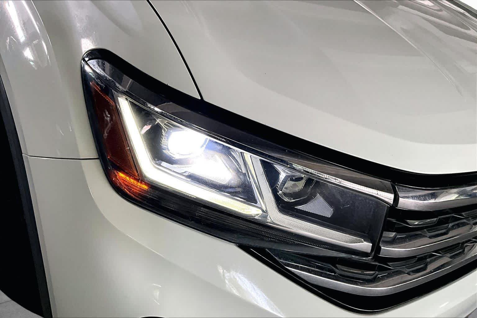 Used 2020 Pure White Volkswagen 3.6L V6 SE w/Technology image 27