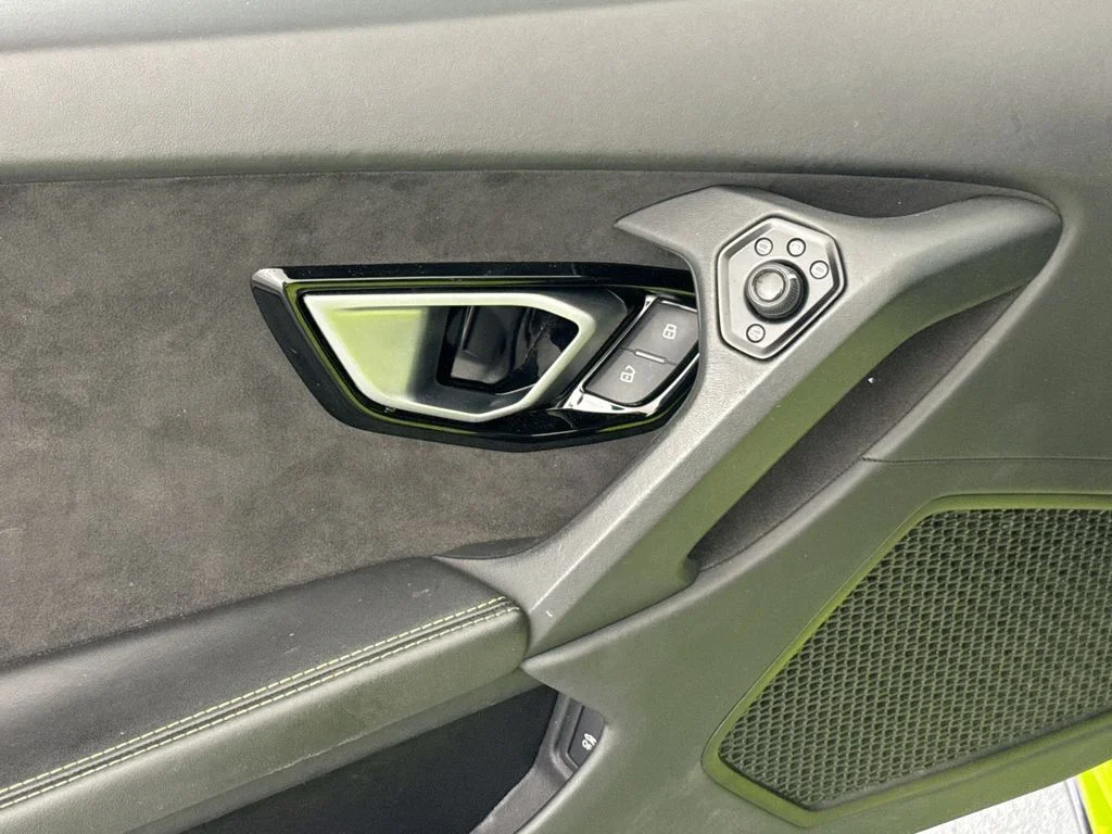 Used 2020  Lamborghini  image 18