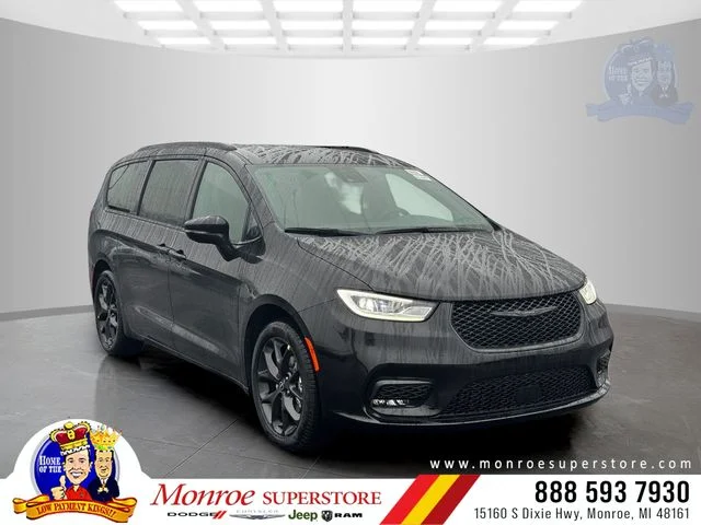 2026 Chrysler Pacifica Select's photo