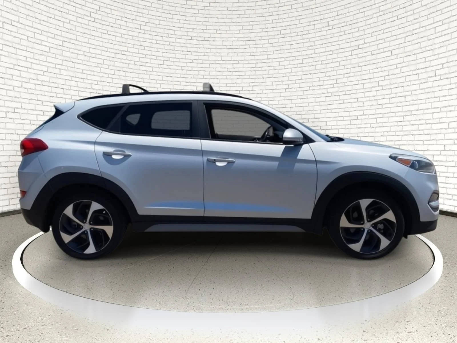 Used 2018 Molten Silver Hyundai Value image 5