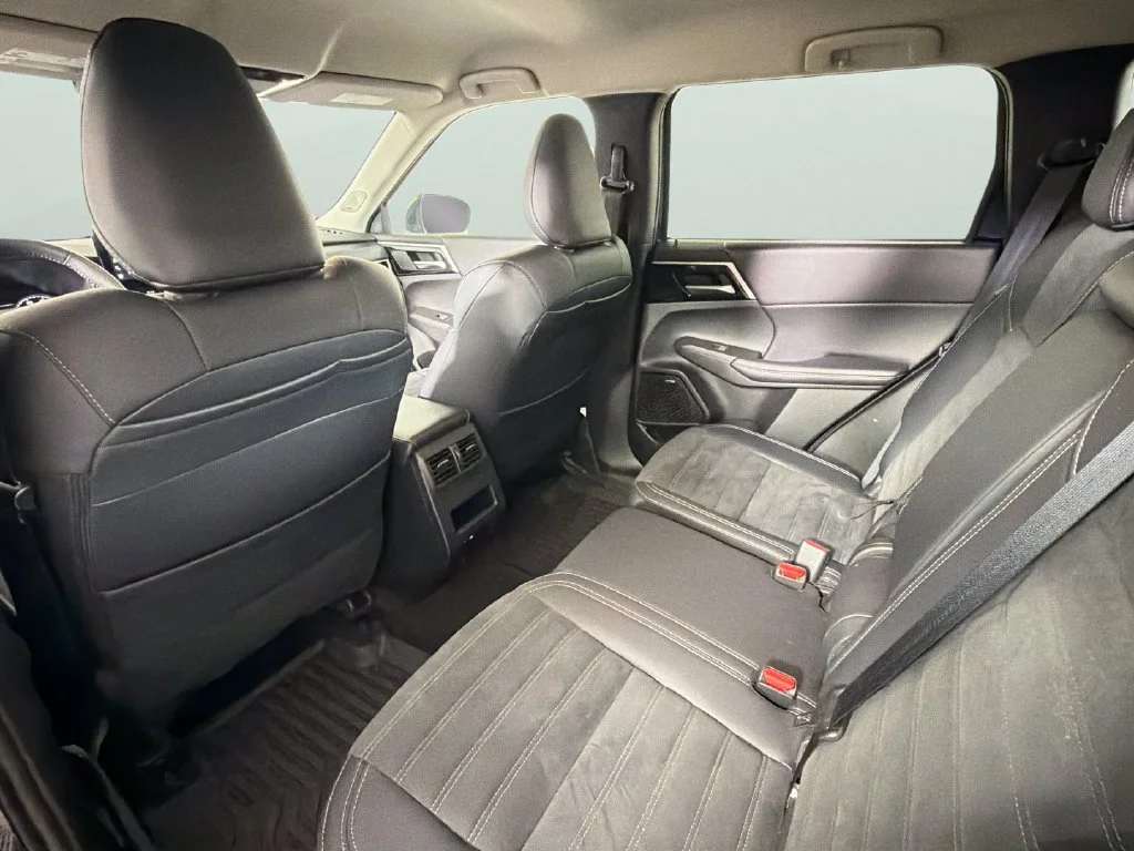 Used 2025  Mitsubishi SE image 27